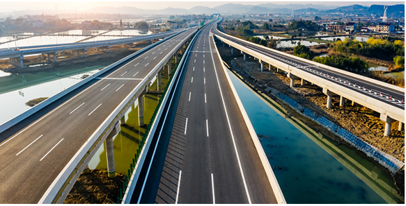 関通MEGA物流センターは、高速道路網と優れた都市アクセスで実現する物流効率化