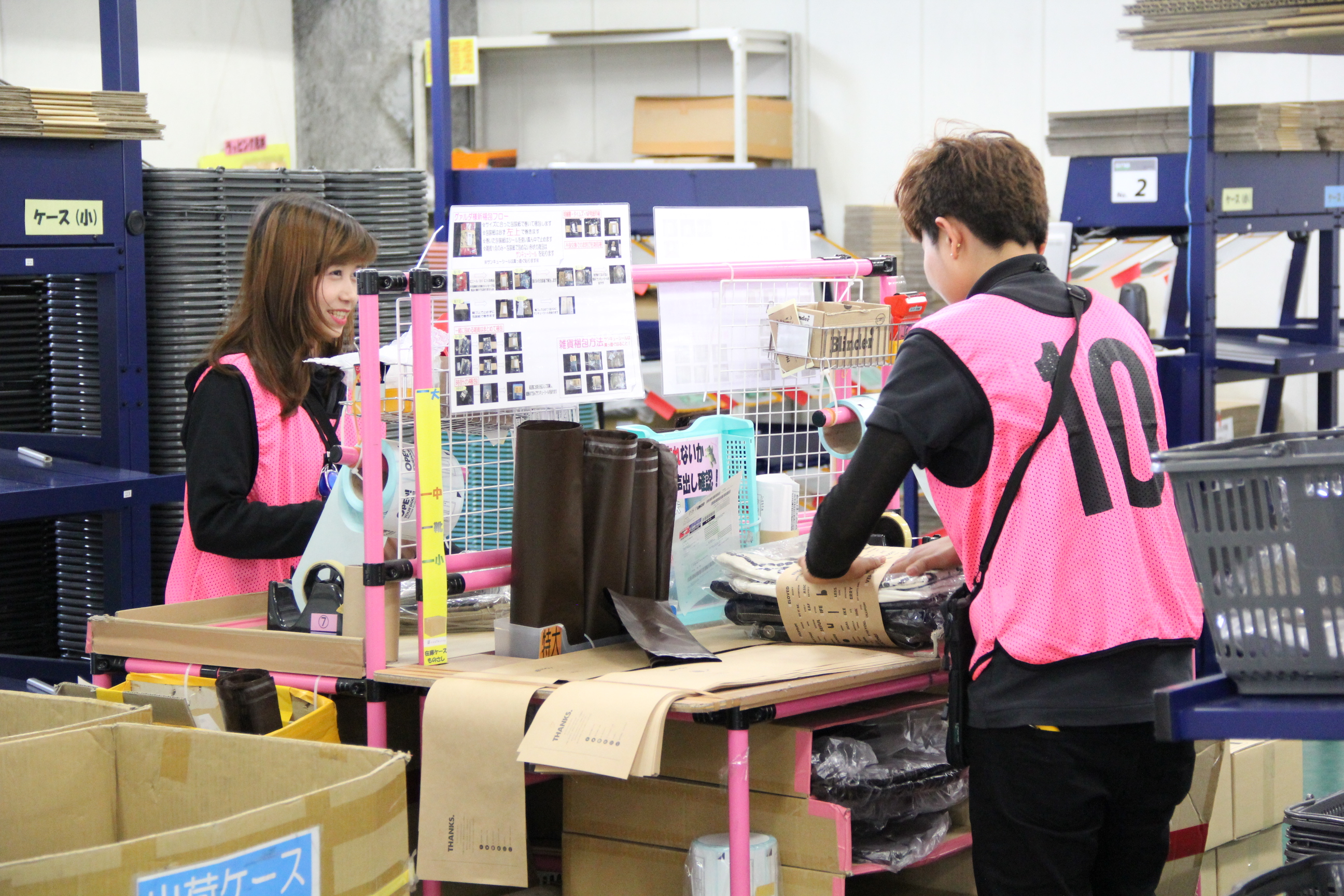 物流現場には落とし穴がいっぱい！～梱包台編～　作業者目線で考える業務効率化の梱包台とは。｜物流倉庫業務改善ブログ｜物流倉庫アウトソーシングの関通（旧関西商業流通）